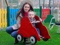 Laura Meis con su hijo Xandre en O Grove