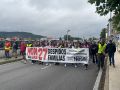 Los trabajadores de Nestlé cortaron ayer la carretera nacional en una nueva concentración en Cesures