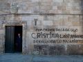 Imagen de la nueva inscripción en la fachada del edificio eclesiástico