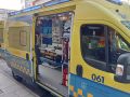 Una ambulancia del 061 trasladó a la víctima hasta el servicio de Urxencias del hospital comarcal
