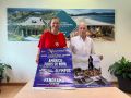La concejala de Cultura, Patricia Lojo, y un miembro de la comisión con el cartel de las fiestas