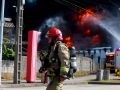Un incendio arrasa una nave de Impex y obliga a desalojar decenas de casas