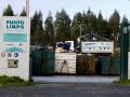 Operarios trabajando en el punto limpio fijo de Vilagarcía de Arousa