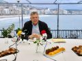 Imagen del alcalde de Sanxenxo, Telmo Martín, durante el desayuno informativo