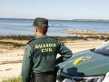 Un agente de la Guardia Civil frente a una playa en O Salnés