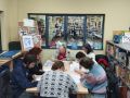 La biblioteca de Caldas arranca hoy sus espacios de conversación para practicar inglés y gallego Un grupo de trabajo en la biblioteca Martínez Ferro de Caldas