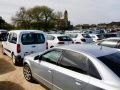 Descienden las ventas y el presupuesto medio para comprar coches en Arousa Un aparcamiento colmado de coches en Arousa