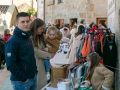 Xandre, y sus padres, en el mercadillo solidario de Vilavella