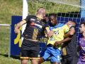 Seydou disputa un balón aéreo con dos jugadores del Barbadás durante el partido del domingo en el campo de Burgáns