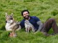 Entre naturaleza y animales: la vida soñada y que impulsa el éxito digital de Javi Otero Javier Otero Anubis Dimitris con sus animales