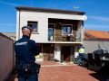 Una decena de detenidos contra una red de cocaína, heroína y hachís Agentes de la Policía Nacional durante un registro efectuado esta mañana en A Pantrigueira, en Vilanova |
