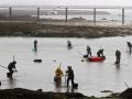 Trabajadores del sector en aguas de O Esteiro, en Vilanova de Arousa
