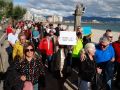 Vecinos y vecinas de Sanxenxo en la manifestación contra las obras en la barandilla de Silgar