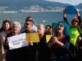 Sanxenxo sale a la calle para defender la balaustrada de Silgar: "Telmo escoita a baranda non se toca" Manifestantes a favor de la barandilla de piedra de Silgar