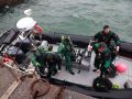 Geas de la guardia civil embarcan en una patrullera para investigar el hundimiento del bateeiro santa irene y buscar un narcosubmarino porto meloxo o grove