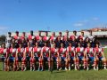 Foto oficial do plantel do Arosa 2025-2026 no campo da Lomba coa copa de campión da Terceira RFEF  |