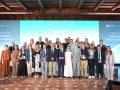 Foto de familia de las autoridades y los representantes de las diferentes empresas y personas galardonadas con la primera edición de los Premios Turismo Rías Baixas