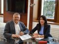 La conselleira de Vivenda, María Martínez Allegue, y el alcalde de Sanxenxo, Telmo Martín, en la firma de la cesión de terrenos