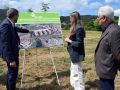 El alcalde de Valga con la conselleira de Política Social en los terrenos
