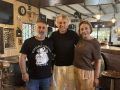 Jesús Calleja con los propietarios del bar 'O Galeón Vikingo'