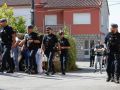 Un muerto en Cambados por disparo de un policía en un registro antidroga Agentes de la Policía Nacional y de la Guardia Civil ayer, en Corvillón, donde se produjo la entrada en una propiedad que acabó en resultado fatal