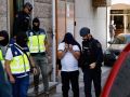 La Policía conduce a un detenido, esposado, durante el operativo en Vilanova