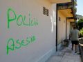 El barrio cambadés donde se produjo el registro con resultado mortal por herida de bala amaneció ayer con pintadas contra la Policía Nacional, en medio de un gran silencio institucional