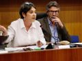 El gobierno local amortiza 1,3 millones de deuda y presume de buena salud financiera El alcalde de Vilagarcía, Alberto Varela, y la portavoz del gobierno, Tania García, en un pleno