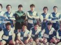 Julio Alarcón, el primero por abajo a la derecha, en una de las formaciones del Portonovo de hace cuarenta años, que logró el primer ascenso a Tercera y jugó la Copa del Rey ante el Deportivo