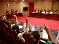 Una enmienda para retirar los cambios en el cuadro de Personal posibilitó el voto a favor de Abal