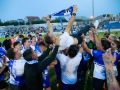 Los jugadores del Portonovo mantean a Minso tras conseguir el ascenso con otra victoria ante el Lemos