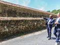 El alcalde de Rianxo y el director de Turismo de Galicia recorrieron el entorno del Hórreo do Araño en el que se desarrollará la intervención