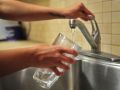El Concello cierra los lavapiés y elimina riegos y baldeos debido a la escasez de agua Imagen de archivo de una persona llenando un vaso de agua