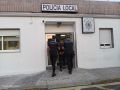 El detenido entrando en las dependencias de la Policía Local de Sanxenxo