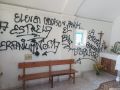 Vandalizan la capilla del cementerio municipal de O Grove: “Me da mucha pena” Pintadas en el interior de la capilla del cementerio de O Grove