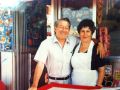 El Quiosco Isaías, sesenta y ocho años siendo un punto de encuentro para los vecinos Isaías Muñiz y Divina Domínguez, frente al quiosco en 1997