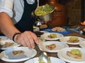 El cocinero Álex Iglesias durante la elaboración de una tapa de anguila