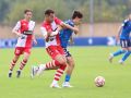 Concheiro trata de cortar el avance de un jugador del Amorebieta durante el partido disputado en el amplio campo de Urritxe