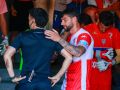 Pacheco, capitán del Arosa, saluda al árbitro el domingo en la entrada a vestuarios antes de que ambos equipos saltasen al campo