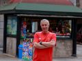 Ángel, el conductor del dulce carrito que echa el freno: “Quiero ir a pescar” Ángel García, frente al carrito de la Praza de Galicia