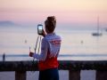Una triatleta canadiense fotografiando el atardecer en Sanxenxo