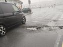 Uno de los baches, frente de la rula 
