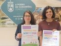 Una técnica del departamento de Igualdade y la concejala Estefanía Ramos presentaron carteles de los talleres estivales de conciliación