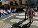 Representantes de los afectados por la falta de PAC de tarde en jornadas laborales en el centro de salud de A Pobra presentaron las más de 3.000 firmas en el registro general del consistorio pobrese