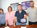 Enrique Maceiras, acompañado de María Fernández, Rosa Millán y Manuel Penedo, muestra una gráfica en la que se refleja el desplome en las capturas de bivalvo en sus bancos marisqueros