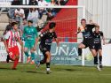 Remeseiro se lleva  el balón en una acción de la primera parte ayer en A Lomba en el duelo con el filial del CD Lugo | Mónica ferreirós