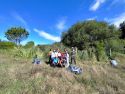 Los jóvenes contaron con la ayuda de personal autorizado del Concello y monitores ambientales del Camping Os Fieitás
