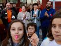 Juan Luis Furones, segundo por la izquierda, junto a concejales del BNG y PSOE y el alcalde, participó en la cacerolada promovida por la ANPA del colegio 'O Grupo'
