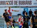 Javi Rey gana un balón aéreo en una acción el domingo ante el Barbadás