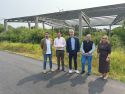 El alcalde, José Cacabelos, y el diputado provincial, Marcos Guisasola, junto a otros miembros del gobierno local junto al solar donde se harán las obras